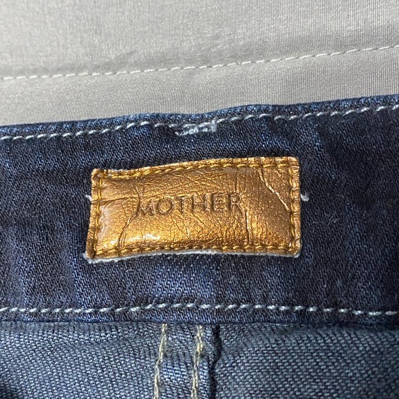Mother High Waisted Looker Jeans. Size 2 - Picture 2 of 7